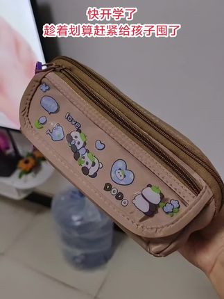 我敢说这个笔袋绝对经得起孩子们的折腾。它是这种菱格纹的面料,质感特别好,耐磨又耐脏,而且拉链很丝滑,里面超大的容量,能装得下几十支笔都没问题!真的是好看又实用!#笔袋#开学季#超便宜超划算