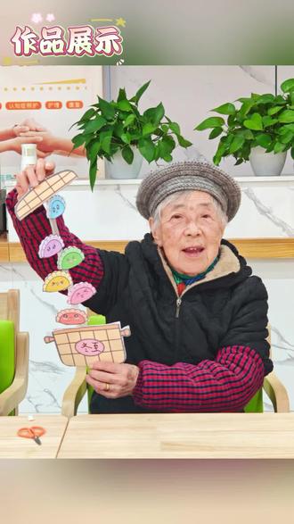 社工带养老院老人剪纸迎冬至,巧手剪出“花样饺子宴”!咨询电话:57403219。#养老院日常 #关爱老人 #冬至快乐