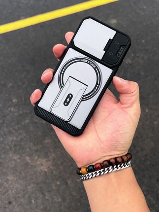 硬朗又帅气的机甲风坦克手机壳,不仅自带镜头保护盖,还自带隐藏式折叠支架!又实用又高级,颜色还很多! #防摔手机壳 #高级感手机壳 #个性手机壳 #苹果磁吸手机壳