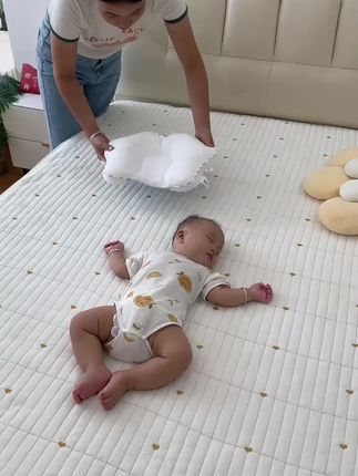 0-6个月是睡头型的关键期,可以给宝宝准备这个防扁头定型枕,面料柔软0高度,五面抽绳随意调节,透气不闷!#定型枕 #母婴好物 #睡头型#带娃好物 #宝宝头型