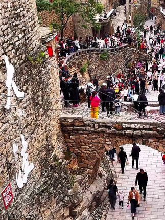 开车2小时,来到了网红大洼村,无门票无停车费,平凡无奇的小山村里,藏着最愜意的生活,也藏着最踏实的幸福,人间烟火,最扶凡人心!这里是河北涉县的大洼村,免费古村落,石头王国,大山里的布达拉宫山高石头多“出门就爬坡”走进大洼村,就是走进了石头的世界#这么近那么美周末到河北#网红景点打卡 #古村落风景 #大洼村#发现新邯郸