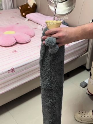 天冷了,家里有老人孩子,小女生一个人睡觉怕冷的,快给她们准备这款长条热水袋,暖身体暖被窝对身体好,用起来更放心不干燥,真的实用方便#这个冬天不怕冷#长条热水袋#热水袋#冬李必备
