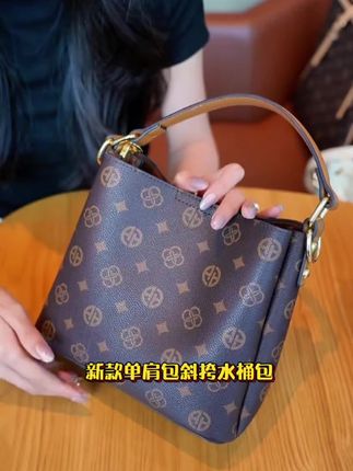 奥康水桶包包2025新款手提单肩包高级休闲百搭大容量斜挎包 #包包推荐 #百搭包包 #潮流女包 #水桶包 #新款包包