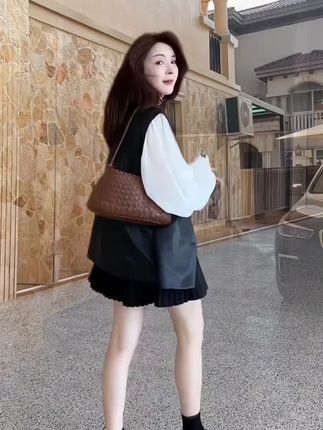 早秋流行穿搭一整套女2025新款韩系皮马甲蕾丝衬衫百褶裙三件套