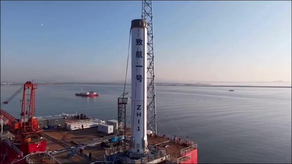 致航一号液体运载火箭一子级全系统试车圆满成功 2026年2月11日12时22分,北京空间致航科技有限公 司成功完成致航一号(代号:ZH-1) 液体运载火箭一子 级全系统试车,此次试验的成功标志着致航一号火箭全 面完成了首飞前的所有大型地面试验, 即将迎来首次飞 行试验任务。
本次一子级全系统试车验证了致航一号火箭增压系统方 案正确性及与发动机工作的匹配性;验证了测发控系统 正确性与各系统间的协调性;考核了点火过程中箭上各 程、射前测控流程、泄出流程及后处理流程;验证了移 动式发射地面系统与设备的协调性和保障能力;演练了 关机后的流程和保证能力;检验了紧急情况下的工作预 案, 试验获得圆满成功。
#商业火箭 #致航一号 #一级测试