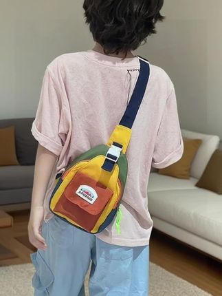 这个小背包也太可爱了吧!它是专为儿童设计的,适合幼儿园的小朋友用。它非常轻便,而且容量很大,可以装下很多东西,特别实用,孩子外出背上回头率超高!#儿童背包#儿童斜挎包#多色可选#儿童#儿童包包