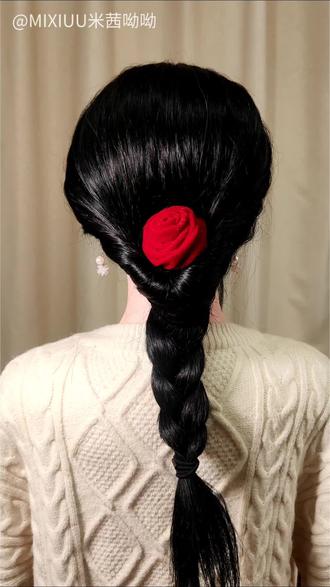 红玫瑰+麻花辫这组合,直接承包出游/约会/情人节的发型!黑发衬正红,氛围感稳赢🌹#出游发型推荐 #约会发型#发圈头绳发饰简单好看 #编发 #新中式国风