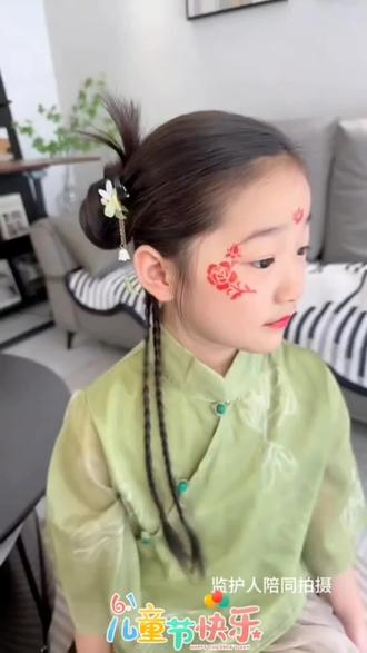 不会画脸部彩绘的姐妹看过来!有了这个镂空花钿模板真的超方便~趁六一还没到,赶紧安排上吧!
#脸部彩绘 #古装额头印花画法 #好物推荐🔥 #六一儿童节 #镂空花钿模板