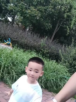 天气凉快带小朋友河边散散步,开心的小可爱就开心的玩吧