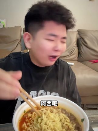 你羊弟很少推荐泡面,但是这款Faker联名的泡菜味大碗面确实好吃,值得推荐!#爱理财的小羊 #泡面 #Faker