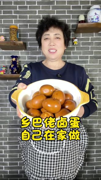 QQ弹弹咸中带甜,越嚼越香的乡巴佬卤蛋。煮熟去壳的鸡蛋,放到电饭锅里,淋几圈生抽,放一点老抽,一包方便面调料,一瓶冰红茶,煮饭键40分钟#卤蛋#乡巴佬卤蛋