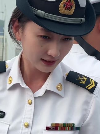 青岛舰艇开放现场颜值与实力并存的芜湖舰海军女兵王茂茂与民众亲切互动笑容很治愈#舰艇开放活动#芜湖舰#女海军王茂茂