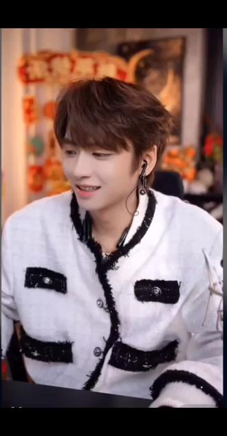 “拧巴鸟”形容在家庭“时好时坏”的家庭环境中长大的孩子! #皮皮皮皮朱 #皮皮皮皮朱的直播录屏