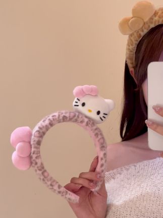毛绒绒的KT猫发箍谁能不心动啊 豹纹和猫咪的搭配谁懂,立体猫耳蝴蝶结也太可爱啦,我的好闺蜜你会给我买的吧#发箍这样戴好美 #KT猫 #发饰头饰真的很加分 #闺蜜穿搭 #配饰推荐
