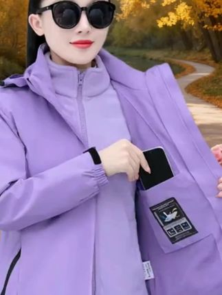这件秋冬季三合一冲锋衣,主体为淡紫色,色彩清新雅致。采用可拆卸设计,内层是加绒内胆,能提供温暖呵护;外层冲锋衣具备防风防水功能,应对秋冬复杂天气。衣服带有连帽设计,可根据需求调节。衣身有实用口袋,方便存放小物件,整体款式简约大方,兼具保暖性与实用性,是秋冬出行的好选择。#秋冬季三合一冲锋衣 #保暖又好看 #时尚又百搭 #户外穿搭 #防风防水