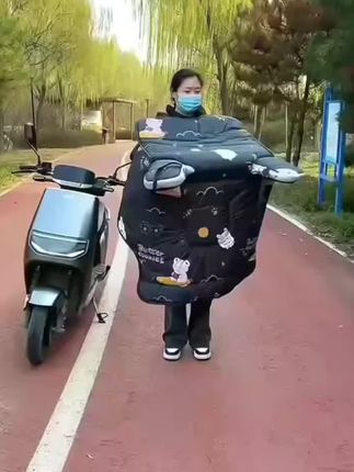 天气渐渐变冷,骑车怕冷的可以准备上这款#电动车挡风被, 加大加厚加绒的设计,防水防寒保暖,护肩防风,适用于电瓶车、摩托车、三轮车有了它冬天在也不怕冷了#挡风被#加厚挡风被