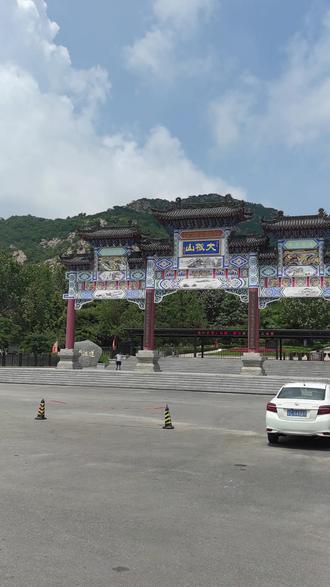 大孤山是辽东著名风景区之一,位于辽宁省丹东市东港市孤山镇。地处大洋河河口的右岸,孤峙于黄海之滨,景色秀丽,人文荟萃。山上始建于唐朝的千年古刹集“佛、道、儒”三教合一,孤而不群,千百年来自不同地区的人们来此寻找精神的慰藉和心灵的寄托,其宗教影响力在东北三省及京津冀地区具有不可替代的地位。
大孤山上有百余间初建于唐朝的寺庙,是东北现存的最完整的古建筑群之一。大孤山古建筑群分为上庙、下庙。上庙由药王殿、玉皇殿、真武庙、圣水宫、龙王殿、佛爷殿、三霄娘娘殿、一层楼、观海亭和佛塔组成。下庙由吕祖亭、天后宫、关帝殿、财神殿、文昌宫、大雄宝殿、地藏殿、观音殿、天王殿和古戏楼组成。一条中轴线贯穿圣水宫、天后宫和古戏楼,使上、下庙既互为映衬,又连为一体。
大孤山,建筑技艺精湛,雕梁画栋,垂脊飞甍,斗拱雀替,砖雕壁画,呈现出一派大气磅礴的民族建筑风采。