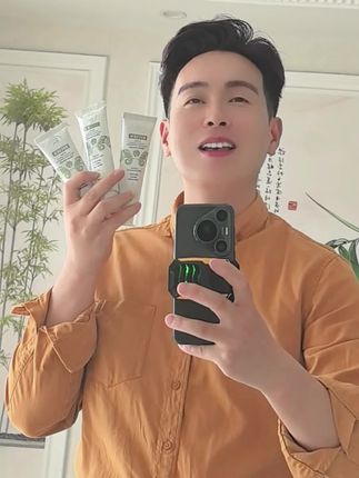 家人们一定记住了!牙膏一定要用好一点的,毕竟是要入口的东西。手里这款泰国原装进口碧威廉椰子牙膏,里面添加了椰子油精华和薄荷提取物,可以很好的清洁我们的牙齿,让牙齿更亮白,保持口气清新。刷完牙嘴里有一股椰子奶香味。不辣,嘴巴很温和,用一次就会爱上它,而且它不含氟,儿童也可以用哦。现在到手三只的价格,你打开看看才多少钱,没用过的弟兄姊妹可以试试哈#自用好物分享