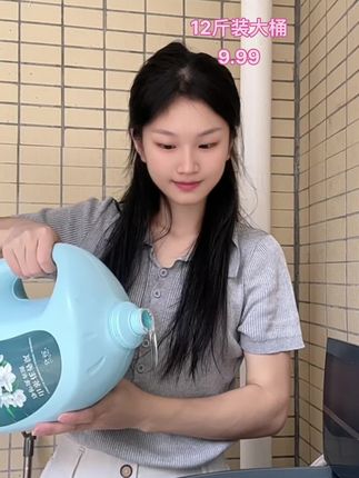 比香水还香呢洗衣液,9.99到手足足12斤,夏天衣服多的也不怕~#洗衣液#山茶花#超便宜超划算 #居家好物 #持久留香