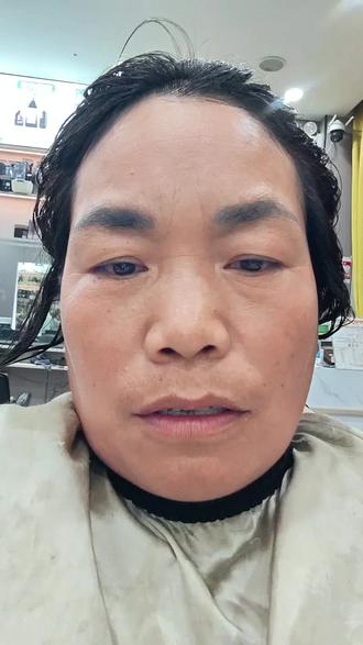 ##搞笑视频 ,这次不吭气了,免得难为托尼老师,你看这店长也是小心翼翼的给我剪了一个多小时,人家都是一剪梅,我是一剪没。#搞笑视频。