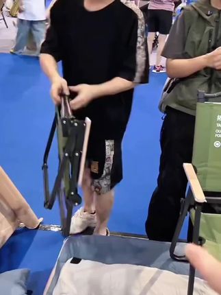 克米特椅,打开就可以用,露营带上它,实在是太方便了 #户外桌椅 #折叠椅 #克米特椅子 #户外折叠椅 #户外装备