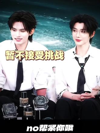 #我的孤独必然是有原因的 关于粤语“帮紧你”是什么意思
我也是真轴啊😂昨天跟一群网友在那不停的讨论粤语“帮紧你”是什么意思。我是光盯着那三个字陈述它的意思。然后这个说是这个意思,那个说是那个意思,我就不停的穿梭在她们之间反驳。突然脑子一闪,我到底在干嘛,我跟一群“热恋中的女人”争什么争?
我的脑子里只有“帮紧你”这三个字的解释,而她们早就把所有跟这三个字有关的情景都联想了个遍😂并且把最甜的那个情景的意思刻进了脑海里。我就说嘛,恋爱还得看别人谈才有意思,人家嚼碎了喂嘴里,我都还在问“为什么吃这个?” 我是真服了我自己了
音频来源于2- @小金斗在长大❤️👣创作的原声 >> https://v.douyin.com/_5Tkdjjycpw/ 2@5.com :0pm