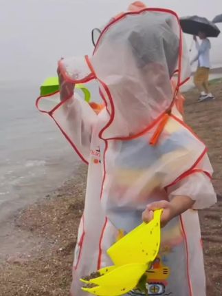 #儿童雨衣 #玩水的季节 #踩水坑的快乐 #雨衣 #爱玩水的小朋友