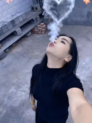 我以为自己很坚强,能熬过所有的委屈。可当我闭上眼睛,那种心酸,那种压抑的情绪,让我彻夜难眠。没人比我更清楚,那是什么样的折磨。每次崩溃过后,心里都默默的告诉自己,等我把我养的人养大,养我的人养老,我就去过另一种属于自己的生活。人间很美,但下辈子再也不来了。