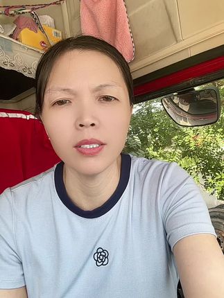 这款是防晒隔离二合一不搓泥不卡粉,防水防汗不脱妆39.9元一瓶包邮到家还有运费险放心拍就行。