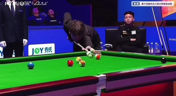 乔氏大师赛决赛 郑肖淮对战沈申义 最终郑肖淮以39:36
十炸十四接战胜沈申义夺得乔氏大师赛总决赛500w冠军 成为最年轻的五百万先生 江左麒麟最近打球状态太猛了 真像之前的霸王 也祝贺沈申义获得亚军 小王子在落后情况下也紧追不舍 这次比赛能打到决赛成绩已经可以了 前面把霸王和小亮斩于马下 奈何在决赛碰上了状态火热的江左麒麟 麒麟要过江 王子也受伤啊#中式八球 #乔氏大师赛 #郑肖淮 #沈申义
