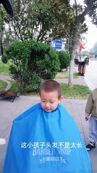 小男孩头发细软理什么发型好看,儿童毛寸修剪过程#户外剪发 #男孩帅气发型 #儿童寸头发型