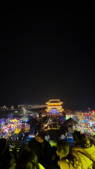 #七彩祥云 #运城池神庙
烟花乱星光 岁岁祈平安