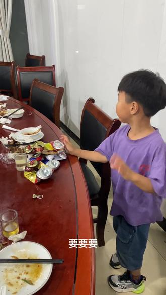 不会勤俭持家的我,居然养了个会勤俭持家的儿子~#易拉罐 #回收 #小孩哥
