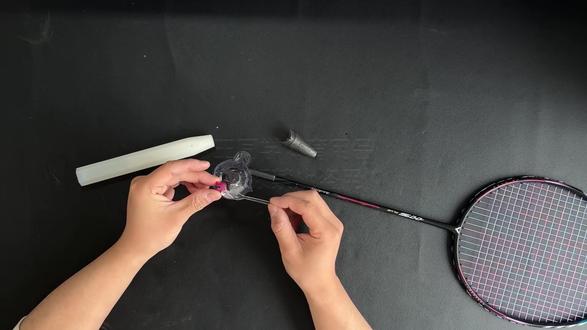 极音速更换胜利悬浮手柄加底盖 吉林的威克多极音速,更换正品悬浮+蓝色底盖#极音速 #悬浮手柄 #威克多 #羽毛球拍维修