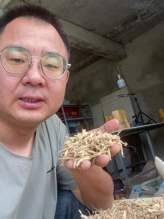 山里自然晾晒的麦冬,大家别嫌弃表皮难看哦 继续给大家挑拣麦冬,相比种植麦冬,这种山里的麦冬表皮褶皱一点,,大家收到需要简单清洗一下,但是清香味足够浓,值得夏天饮用!p