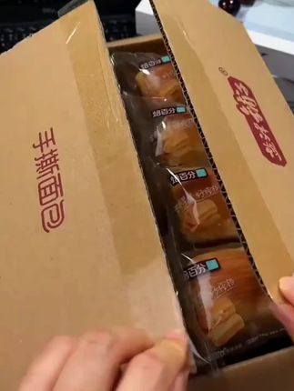 盐津铺子手撕面包最近搞活动,这个价格到手满满一大箱20个,太划算了!#手撕面包 #早餐吃什么 #面包@DOU+小助手 @DOU+好生意 @DOU+上热门