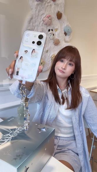 ✨礼盒开箱!小田痛机我一眼心动!
vivo S60简直就是为“厨师长”们量身定制的心动宝藏!
OriginOS全新谷美组件,吃谷人天选痛机搭配!
diy田曦薇的专属壁纸~氛围感满分💯
礼盒好大一个,很精致!
有小田的定制星光包、定制吧唧、手机挂件、贴纸
还有小田的人生四格!
更让人惊喜的是nfc贴近包挂就能听到小田的星光语录,太感动了😭
不得不说星星海配色真的太貌美了!!
银色渐变的背壳就像海面反射的星星点点
仿佛手握一片星光 温柔又闪耀✨
4K超清直出Live,抖动也清晰,出片嘎嘎快
再用灵感趣贴Live轻松跟小田贴贴 生成趣味合照!
vivo S60真的是痛机首选!粉丝们闭眼冲!
#田曦薇礼盒开箱 #vivoS60 #我们去看星星海 #追星日常 #OriginOS6