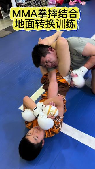 寒假了,俩徒弟过来集训,见面就开揉!技术生疏了,多恢复,多练!#综合格斗 #战龙格斗 #巴西柔术#格斗教学
