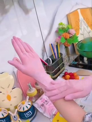 #创作灵感家人们赶紧来抢这个丁腈家务手套,它真的特别的好用,很轻薄,戴上手就像没戴一样,很服帖。而且它韧性很好,怎么搓都不会破,还是食品级的,用来揉面拌菜都没问题。它的指尖做了防滑颗粒,刷锅洗碗不会打滑,而且手腕是加长的,洗衣服打扫卫生不会灌水,姐妹们赶紧冲!#丁晴家务手套 #洗碗手套 #生活小帮手 #实用分享