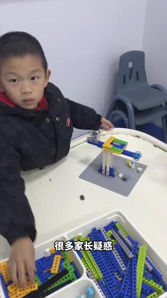 本周9686主题:塔吊
用小颗粒拼的塔吊太适合学机械原理了~高高塔臂上藏着定滑轮,吊钩上装着动滑轮,一拉绳子就能轻松吊起“水泥块”(乐高颗粒),连娃都能看懂“为啥滑轮能省力”!