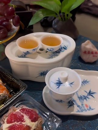 有些惬意就藏在这一口茶与一口甜的默契里~#日常分享 #喝茶