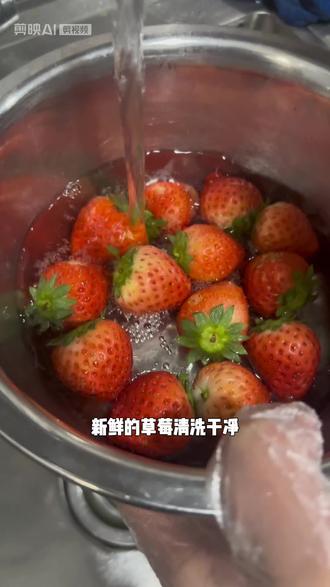 草莓季来了,给大家准备了我们的现烤新品草莓核桃马里奥,大家快来尝尝哦#烘焙 #甜品美食 #面包🍞 #新鲜出炉