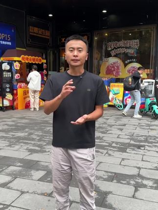 这个云腿大团圆月饼真的太好吃了,而且还是老字号昆冠的,已经有四十年的历史了。#云腿月饼#月饼推荐#大团圆月饼#中秋送礼#中秋月饼