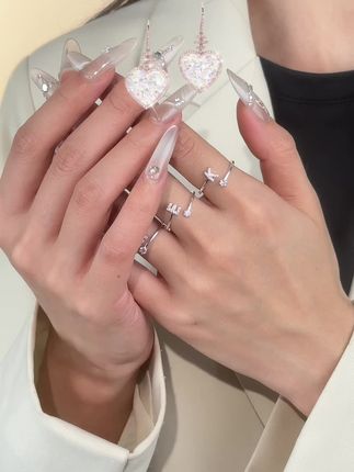 以你之姓,冠我指尖。 可调节戒指,圈住专属唯一。 爱,就该这般具体。 下方小黄车,带走这份浪漫。 #时尚饰品 #好物分享 #饰品搭配 #女友礼物