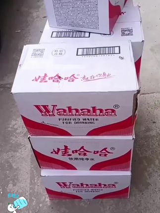 新日期娃哈哈饮用纯净水大毛羊你薅吗?一箱24瓶,每瓶596ml真的巨划算!精选优质水源,经过多道工艺精细净化,水质清冽甘醇、口感纯净无杂味。无论是办公室忙碌工作,还是家庭欢乐聚会,娃哈哈都能陪你畅快补水,清爽一夏!#多喝水#矿泉水 #清凉一夏 #娃哈哈 #超便宜超划算