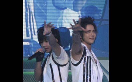 最近刷到一句话:“一个人一直念叨一直重复的说一件事,说明你这个过不去。ta不是爱翻旧账,而是在ta的生命中,那个部分太疼了,疼到ta必须喋喋不休地回应它。旧事重提,是因为那件事从来没有被妥善解决过。”这不是旧账,这是心结…#东纶 #东纶cp #炎亚纶 #汪东城 #