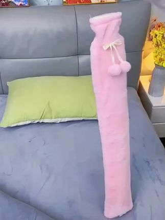 冬天晚上睡觉怕冷的可以用上这个长条热水袋 ,毛绒绒的很可爱, 柔软无异味 ,持久保暖一整晚, 有了它再也不用担心手脚冰凉了#长条形热水袋 #热水袋 #暖水袋 #取暖好物