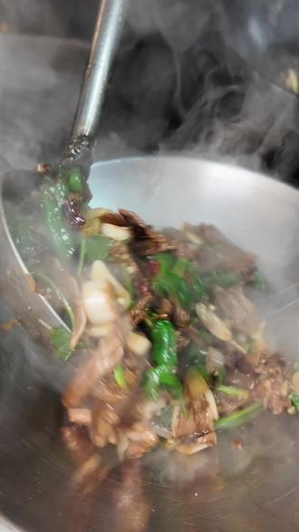 小辣椒炒羊肉,羊肉滑嫩,辣椒鲜辣,香气扑鼻#家常菜 #抖音美食创作者 #美食教程 #家常炒菜 #厨艺