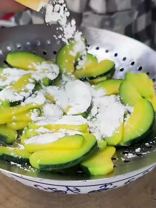 粤小厨浓厚流沙海鸭咸蛋黄酱拌面美味拌饭酱焗大虾焗南瓜贝贝南瓜#咸蛋黄酱 #咸蛋黄贝贝南瓜 #咸蛋黄焗南瓜