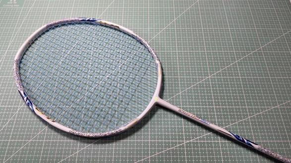 邦喜尔战鹰突袭 均衡全面的进攻拍,打感扎实,略偏硬,稳定有爆发,弹性还有提升空间,但品质对得起价格#羽毛球拍 #邦喜尔 #邦喜尔羽毛球拍 #邦喜尔战鹰突袭